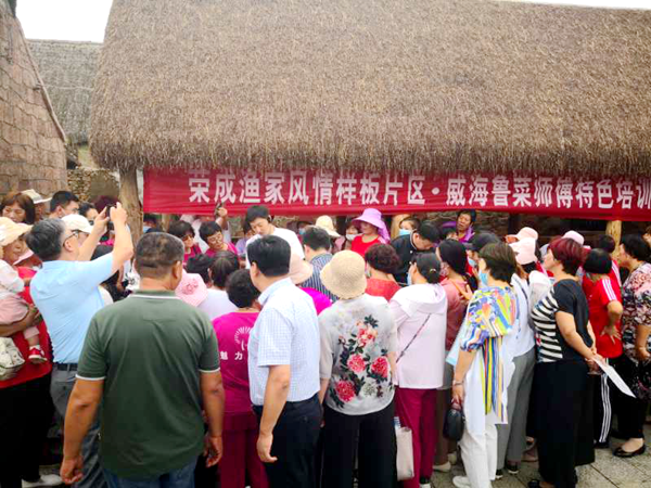 “威海鲁菜师傅”特色培训送进荣成东墩村海草房美食街